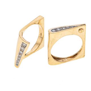 Dos anillos con diamantes en oro amarillo de 14k. 12 diamantes corte 8 x 8. Talla: 7 1/2. Peso: 11.0 g.