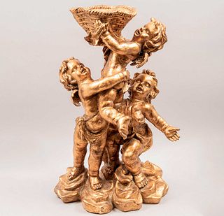 Escultura con amorcillos y canasta. Siglo XX. Elaborado en resina con esmalte dorado. 64 cm de altura