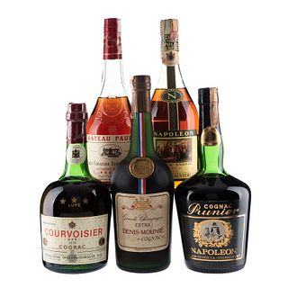 Lote de Cognac de Francia. a) Prunier. Denis - Mounié, Chateau Paulet. Napoléon, Courvoisier. Total de  piezas: 6.