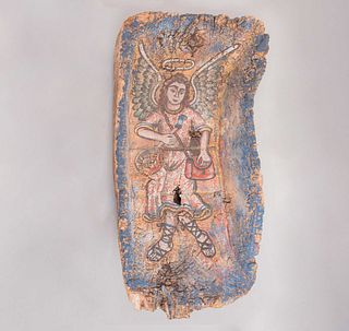 Anónimo. México, siglo XX. Árcangel con mandolina. Acrílico sobre metate de madera. 24 x 74 x 36 cm