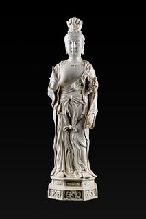 A LARGE CHINESE PORCELAIN FIGURE OF A GUANYIN IN THE MANNER OF HE CHAOZONG, DEHUA, QING DYNASTY, LATE 19TH-EARLY 20TH CENTURY