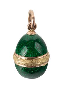A FABERGE GOLD AND GUILLOCHE ENAMEL EGG PENDANT, WORKMASTER AUGUST HOLLMING, ST. PETERSBURG, 1899-1904
