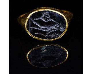 ROMAN GOLD INTAGLIO RING WITH APOLLO KITHAROIDOS
