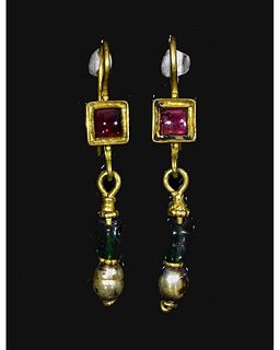 ROMAN GOLD EARRINGS WITH PEARLS, EMERALDS, AND GARNETS.