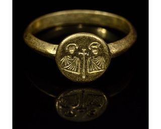 BYZANTINE GOLD RING WITH TWO SAINTS