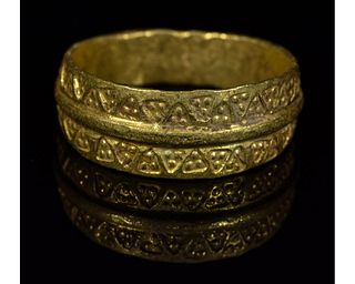 VIKING GOLD RING WITH PUNCHED MOTIF