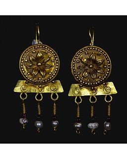 ROMAN GOLD EARRINGS WITH FLORAL MOTIF