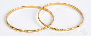 Two high grade gold bangle bracelets, 18.8 dwt.