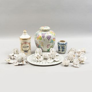 Lote de 22 piezas. Diferentes orígenes. Siglo XX. En porcelana, cerámica y semiporcelana. Consta de: violetero, jarrón, otros.
