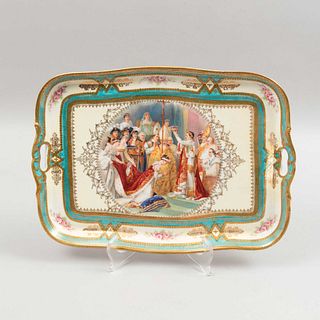 Charola "Napoleón 1er couronnant Joséphine". México. SXX. Estilo Royal Viena.  Elaborada en porcelana Guarneros y Cia. 2 x 34 x 24 cm.