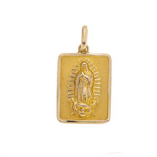 Medalla en oro amarillo de 10k. Imagen de la Virgen de Guadalupe. Peso: 2.0 g.