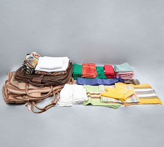 Lote de manteles, servilletas, textiles y maletas. SXX. Diferentes orígenes, marcas y diseños. En distintos tipos de tela y vinipiel.