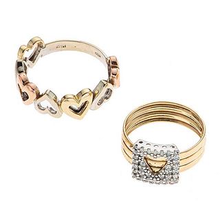 Dos anillos con simulantes en oro amarillo, rosa y blanco de 14k. Diseño de corazones. Talla: 5 y 6. Peso: 6.0 g.