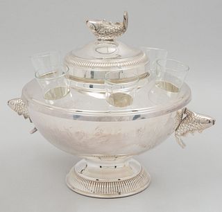 Depósito para caviar. India, siglo XX. Elaborado en metal plateado con cuenco y vasos de vidrio, tapa y asas en forma de peces.