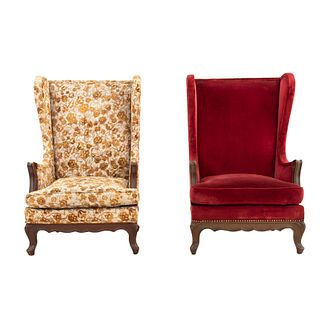 Par de sillones Bergere. Siglo XX. En talla de madera. Con respaldos cerrados y asientos en tapicería floral y color rojo.