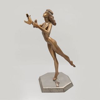 Anónimo. Mujer con pergamino. Fundición en bronce. Con base de metal plateado. 73 x 25 x 77 cm.