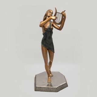 Anónimo. Mujer con lira. Fundición en bronce. Con base de metal plateado. 71 x 24 x 26 cm.
