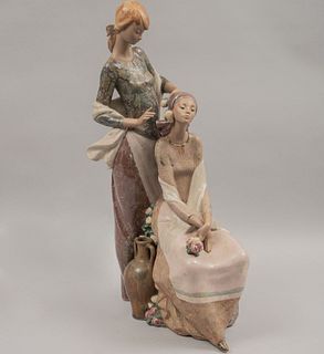 Mujeres con jarrón. España. Ca 1970. Elaborada en porcelana Lladró. Acabado gres. 55 x 20 x 30 cm.