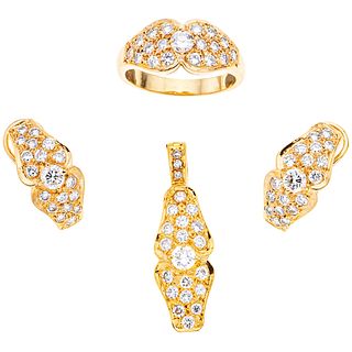 PENDANT, RING AND EARRINGS SET WITH DIAMONDS. 18K YELLOW GOLD