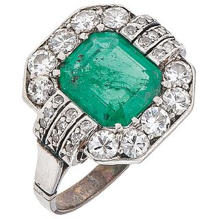 EMERALD AND DIAMONDS RING. 18K AND 10K WHITE GOLD 
