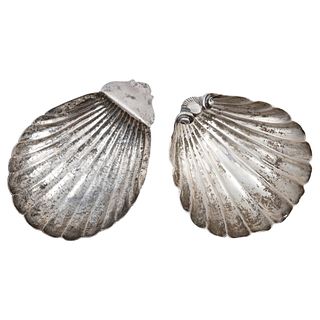 PAIR OF BAPTISMAL SHELLS. MEXICO, 19th Century. Silver. Gadrooned, semi-spherical body.