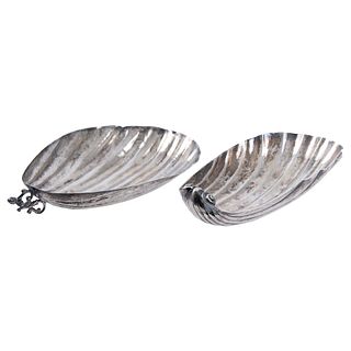 PAIR OF BAPTISMAL SHELLS. MEXICO, 16th and 17th centuries. Silver. One with mark from assayer Miguel de Torres