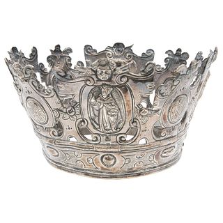 CROWN FOR RELIGIOUS FIGURE* MEXICO, 18th Century. Embossed and chiseled silver. *Exhibited nationally and internationally.