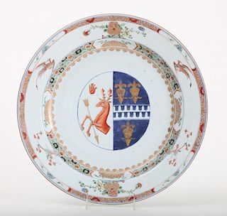 CHINESE EXPORT FAMILLE VERTE ARMORIAL PORCELAIN CHARGER