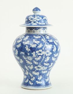 CHINESE BLUE AND WHITE PORELAIN BALUSTER-FORM JAR AND COVER
