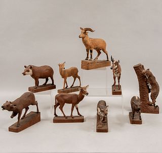 Lote de 9 animales decorativos. Siglo XX. En talla de madera. Algunos policromados. Consta de: zambar, tigre, oribi, borrego, otros.