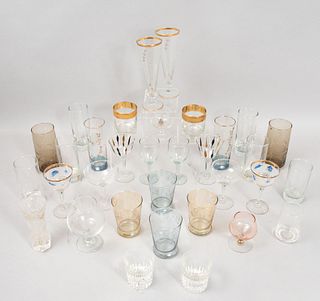 Lote de vasos y copas. Siglo XX. Diferentes diseños. En cristal y vidrio. Algunos de pepita. Consta de: 35 vasos y 24 copas. Piezas: 59