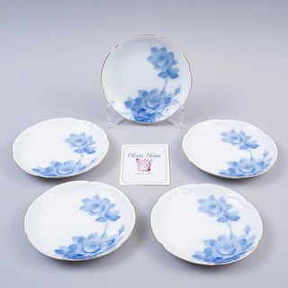 Juego de platos decorativos. Japón,SXX. Elaborados en porcelana Okura acabado brillante, con motivos florales en azul cobalto.Pz:5