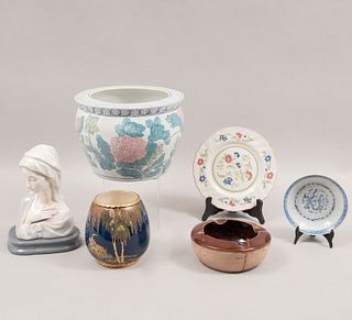 Lote de 6 piezas. Diferentes orígenes. SXX. En cerámica, semiporcelana, porcelana y piel. Consta de: pecera, jarrón, cenicero, otros.