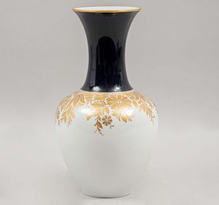 Jarrón. Alemania. Siglo XX En porcelana Hutschenreuther. No. Serie 605270. Decorado con elementos vegetales, florales y esmalte dorado.