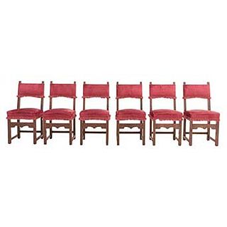 Lote de 6 sillas. Siglo XX. En talla de madera. Con respaldos semiabiertos y asientos acojinados en tapicería color vino.