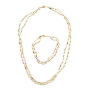 Collar y pulsera de dos hilos con perlas cultivadas color blanco de 3 mm. Broche en oro amarillo de 14k. Peso: 24.0 g.