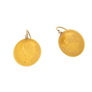 Par de aretes con monedas en oro amarillo de 10k y 21.6k. 2 monedas de Dos y medio pesos desmonetizadas. Peso: 4.8 g.