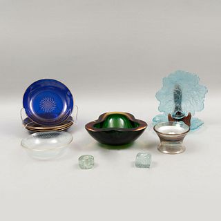 Lote de 12 piezas. Diferentes orígenes y diseños. SXX. En cristal, vidrio y cristal de murano. Consta de: cenicero, portavelas, otros.