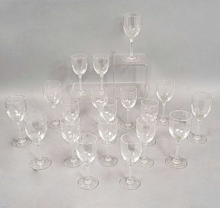 Lote 35 copas. Francia. Siglo XX. Diseño facetado. En vidrio Luminarc. Consta de: 15 copas para vino blanco y 20 copas para jerez.