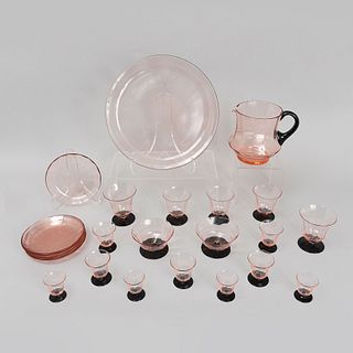 Servicio de copas y platos. Siglo XX. Elaborado en cristal color jerez. Diseño de tulipan, diferentes dimensiones. Pz: 33