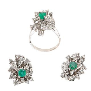 Anillo y par de aretes con esmeraldas y diamantes en plata paladio. 3 esmeraldas corte cojín 0.45 ct. 69 diamantes. Peso: 11.3 g