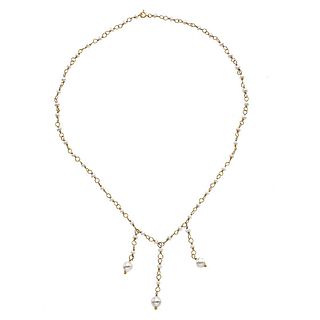 Collar con perlas en oro amarillo de 14k. Diseño con tres colgantes. 54 perlas cultivadas color gris de 3 mm a 6 mm. Peso: 7.8 g.