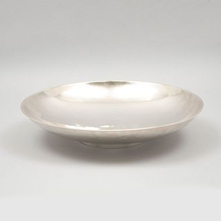 Centro de mesa. México. Siglo XX. Diseño circular. Elaborado en plata Sterling .925 MRM. 7 x 36 cm. Ø Peso: 980 g.