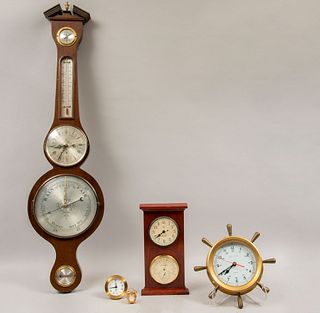 Lote de 5 piezas. Diferentes orígenes y marcas. SXX. En madera y metal dorado. Consta de: barómetro, reloj de mesa, otros.