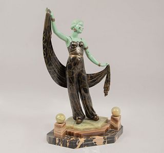 Anónimo. Mujer. Elaborada en bronce policromado. Con base de ónix marrón, verde y mármol negro jaspeado. 56 x 36 x 18 cm.