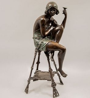 Anónimo. Mujer sentada. Estilo Art Decó. Fundición en bronce. Con candelero, entrepaño inferior y soportes calados. 72 x 33 x 28 cm.