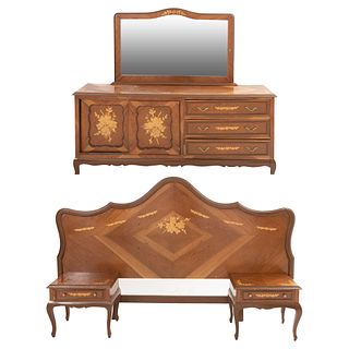 Recámara. SXX. En talla de madera. Consta de: Tocador con espejo, cabecera matrimonial y par de mesas de noche. 156 x 180 x 43 cm.