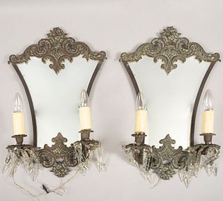 Par de arbotantes. Siglo XX. Elaboradas en bronce. Electrificadas para 2 luces. Con espejos de luna irregular biselada. 12 x 56 x 36 cm
