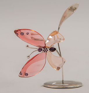 Clip. Austria. Siglo XXI. Diseño a manera de mariposa sobre tallo. Elaborado en metal plateado y cristal. Con imán. 8 x 5 x 4 cm.