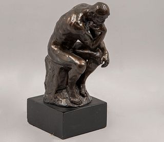 "El pensador". Reproducción de la obra de Auguste Rodin. Firmado. En metal. Acabado a manera de bronce. Con base. 26 x 13 x 20 cm.